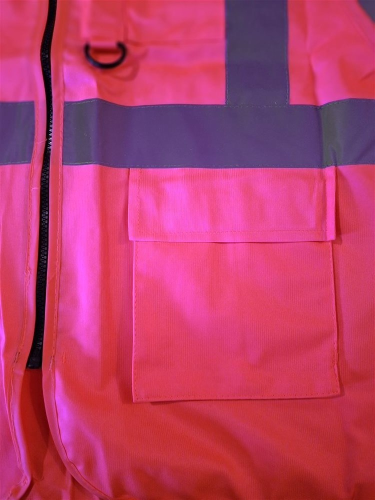 Gros plan sur la poche avant du gilet de sécurité HVW801