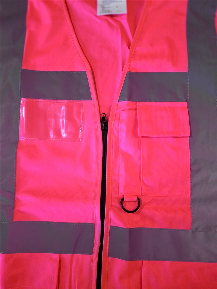 Gros plan sur la fermeture éclair et la pochette porte-badge du gilet HVW801
