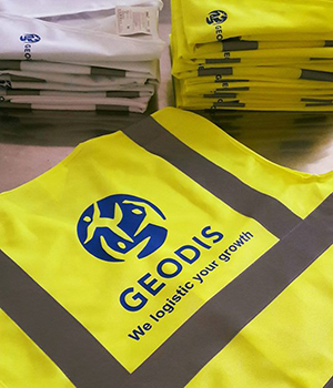 Impression d'un logo au dos du gilet de sécurité HVW100 Yoko jaune fluo par LéonKiwi