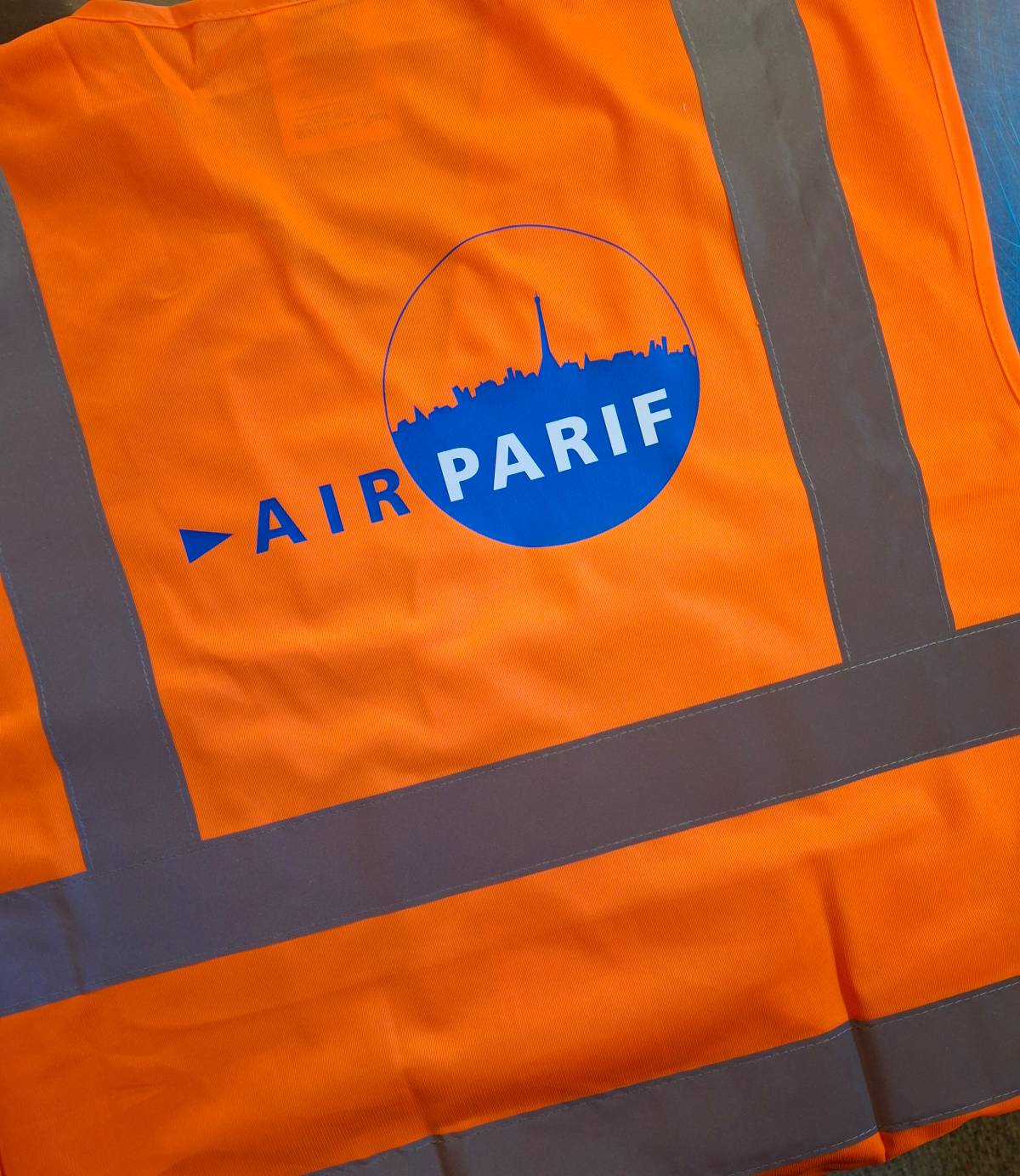 Personnalisation d'un gilet de sécurité orange fluo 4 bandes par LéonKiwi