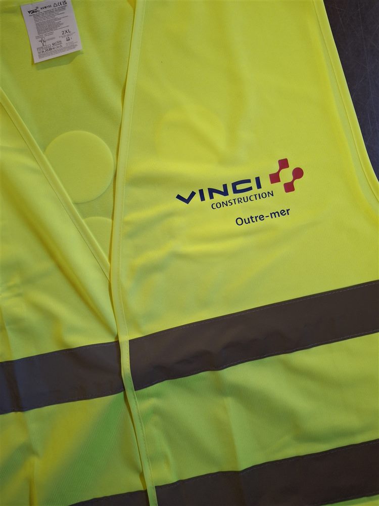 Gilet de sécurité HVW102 jaune fluo personnalisé avec logo au cœur