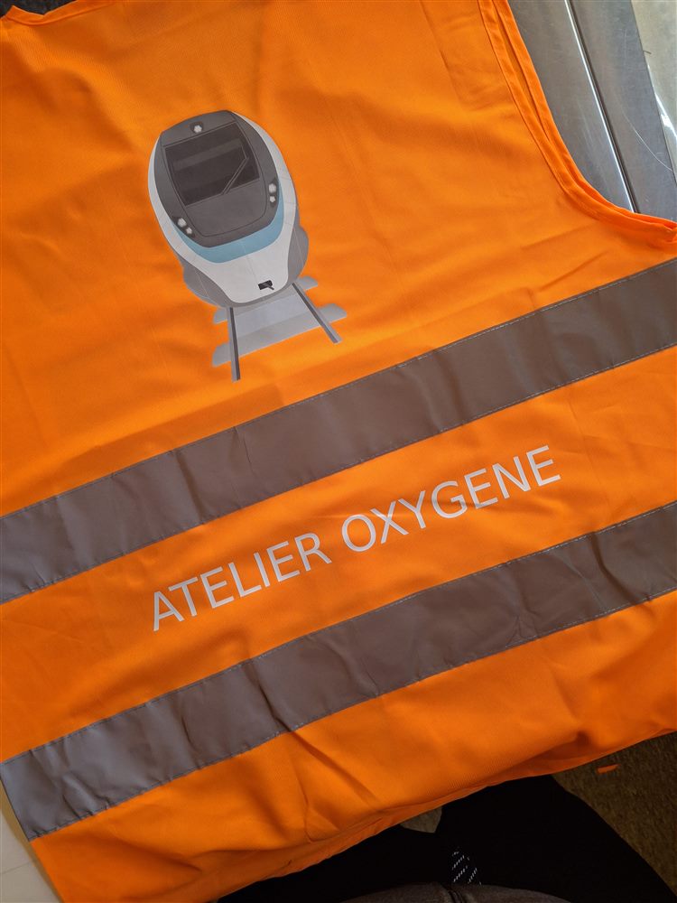 Gilet de sécurité HVW102 orange fluo personnalisé avec logo au dos