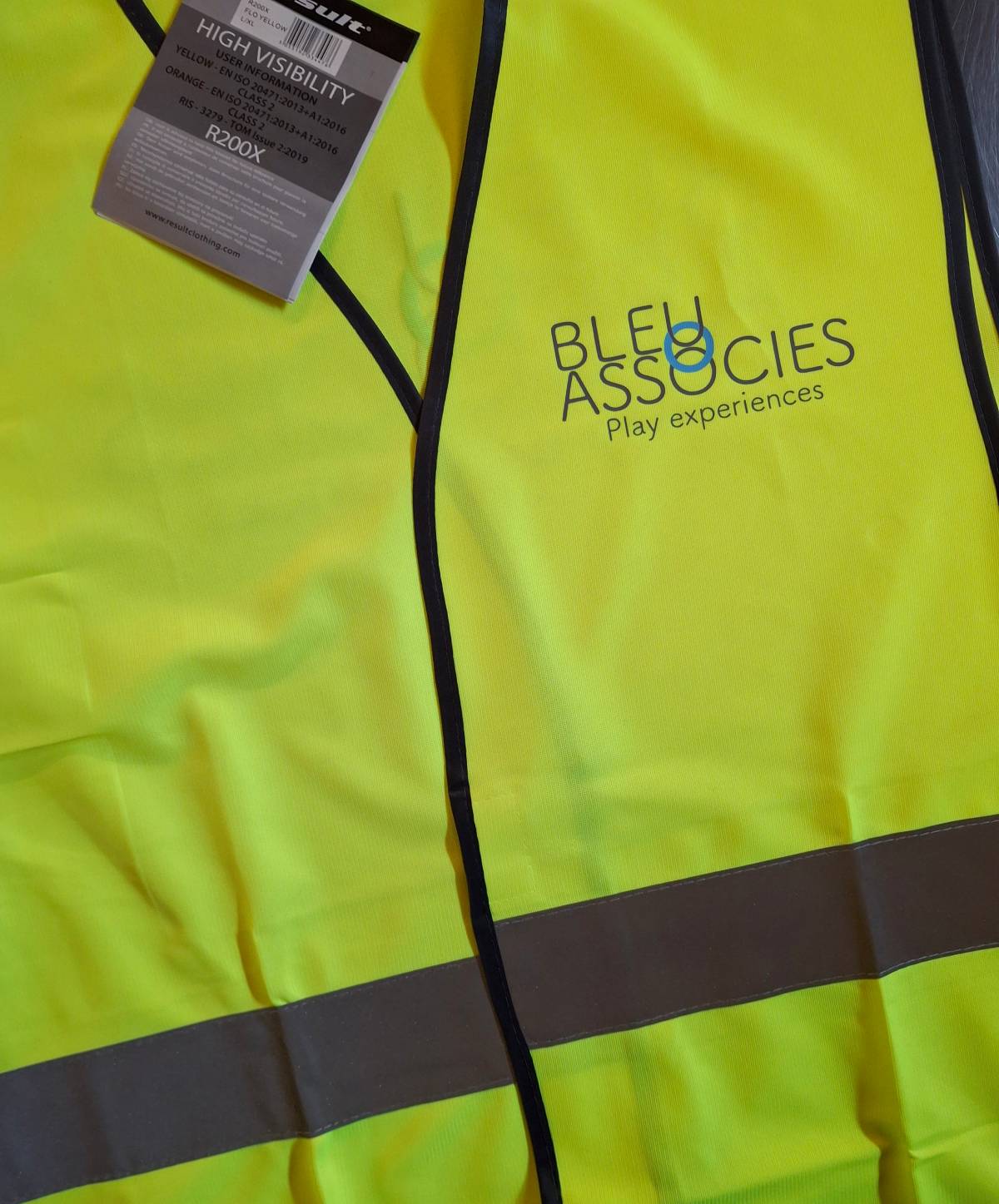 Impression au coeur d'un logo sur un gilet de sécurité jaune fluo par LéonKiwi