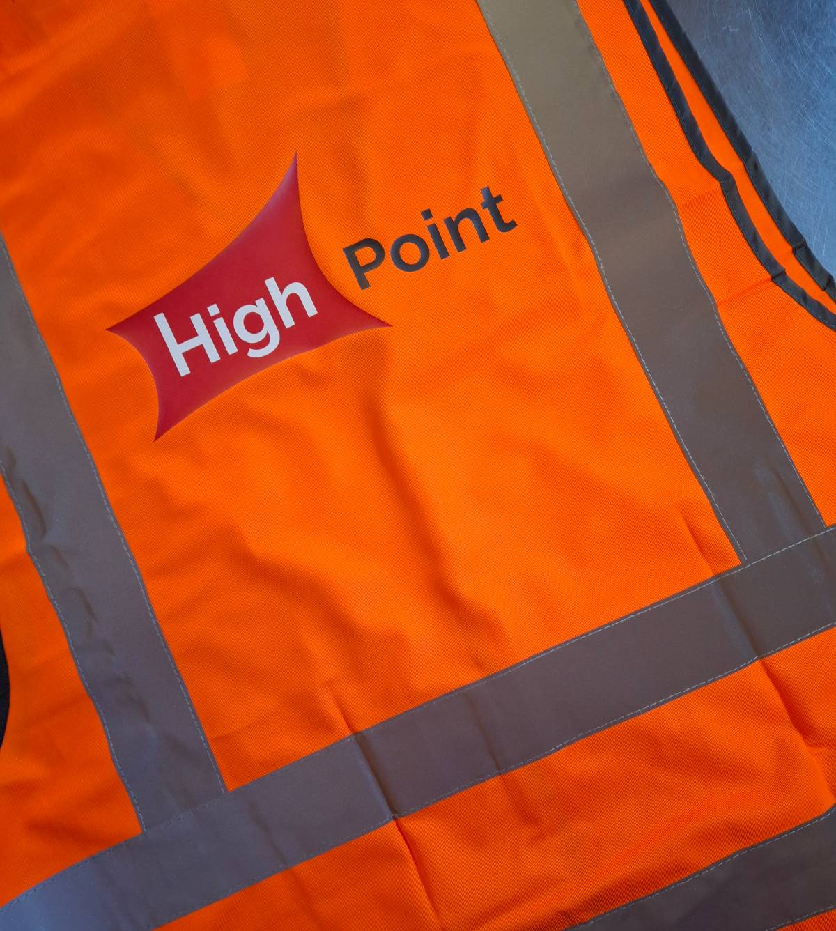 Impression en 3 couleurs d'un logo sur un gilet de haute visibilité RS201 de la marque Result par LéonKiwi